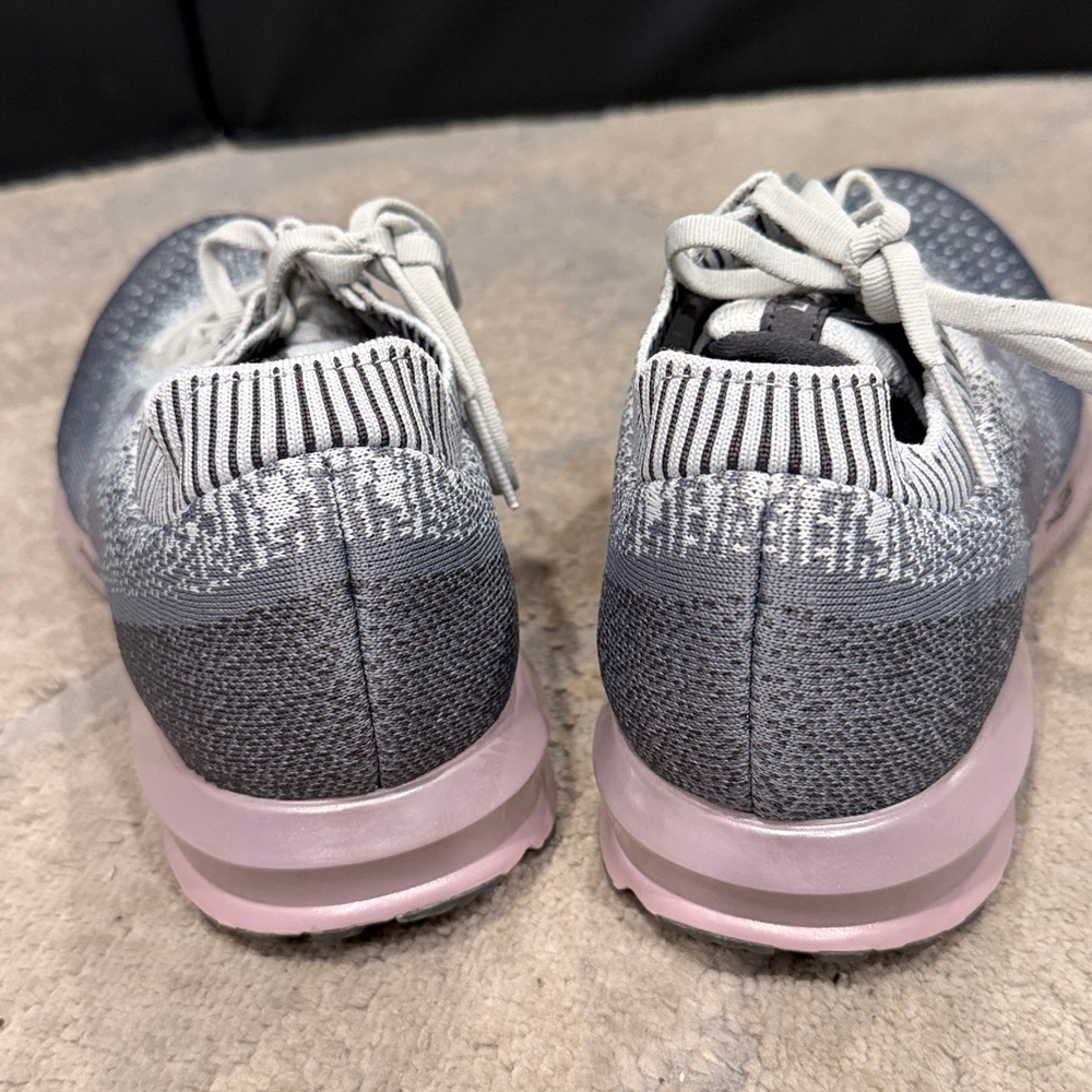 Brooks Levitate 2 Women's Running Shoes Size 9.5 B (Medium) Gray and pink EUC - Picture 3 of 9